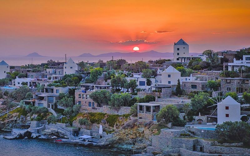 Φτάνεις εκεί με 11 ευρώ: Το κοσμοπολίτικο ελληνικό νησί που θυμίζει πίνακα ζωγραφικής και αποτελεί τον πιο ιδανικό προορισμό για τα Σαββατοκύριακα του καλοκαιριού