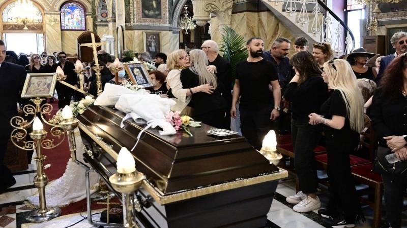 Κηδεία Γιάννη Φλωρινιώτη: Τραγική ειρωνεία με τις ανθοστήλες! Θα τις είχε η κόρη του Άννα Φλωρινιώτη στον γάμο της (Video)