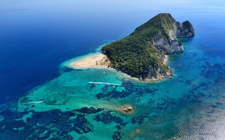 Με ζαφειρένια νερά που θυμίζει εξωτικό προορισμό: Το ελληνικό νησί του Ιονίου που μοιάζει με χελώνα και είναι το «διαμαντάκι» του Ιονίου