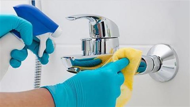 Μπάνιο στην εντέλεια: Το κόλπο του Σπύρου Σούλη για να το καθαρίζετε καθημερινά πανεύκολα σε 5'