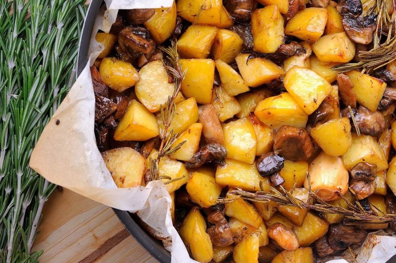 Vegan διατροφή με την Αργυρώ Μπαρμπαρίγου - Πατάτες με μανιτάρια στο φούρνο