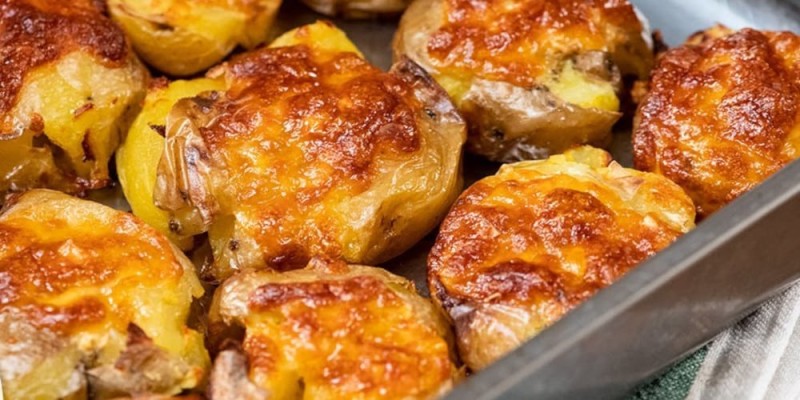 «Τσακιστές» πατάτες φούρνου με μυρωδικά και γεύση που θυμίζει τηγανητή πατάτα