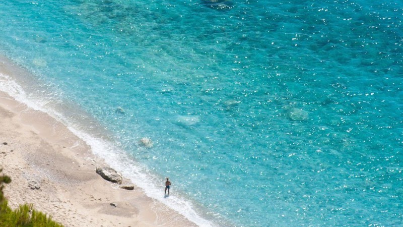 Αχανής παράδεισος: Η απέραντη παραλία του Ιονίου με τα καταγάλανα κυματώδη νερά και την χρυσή αμμουδιά