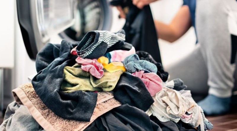 Καλοκαιρινά ρούχα: Τα βασικά tips του Σπύρου Σούλη για να τα πλύνετε σωστά στο πλυντήριο