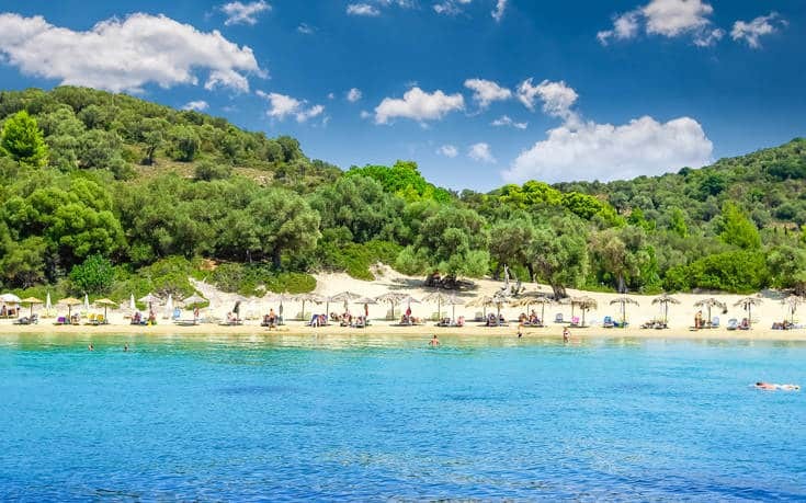 Παραλίες καλύτερες απ’ την Ψαρρού, τιμές 50% κάτω: Το νησί που δεν βλέπει φέτος τη Μύκονο σου δίνει 64 λόγους για να το επισκεφτείς