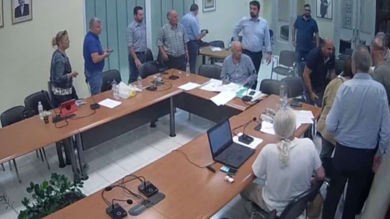 Χίος: Δημοτικός σύμβουλος κατέρρευσε την ώρα της συνεδρίασης - Δεν υπήρχε ασθενοφόρο να τον μεταφέρει (photos)