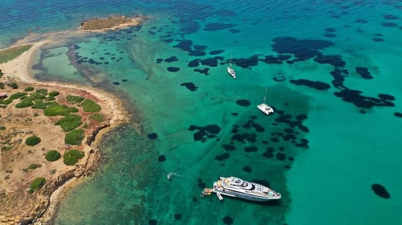 Παραδεισένια ομορφιά: Το νησάκι απέναντι από τον Ναυτικό Όμιλο Βούλας, που κάθε καλοκαίρι γεμίζει με σκάφη