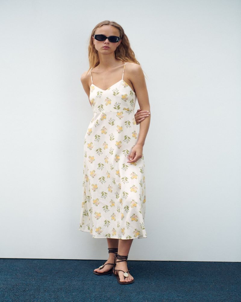 Αέρινο και στυλάτο: Το all day φόρεμα από τα ZARA που θα γίνει το αγαπημένο σου outfit αυτό το καλοκαίρι και κοστίζει μόνο 39,95 ευρώ