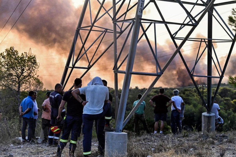 Δυστυχώς, επιμένει ο εφιάλτης: Κοντά σε σπίτια η φωτιά στα Μέγαρα - Μήνυμα για εκκένωση από το 112