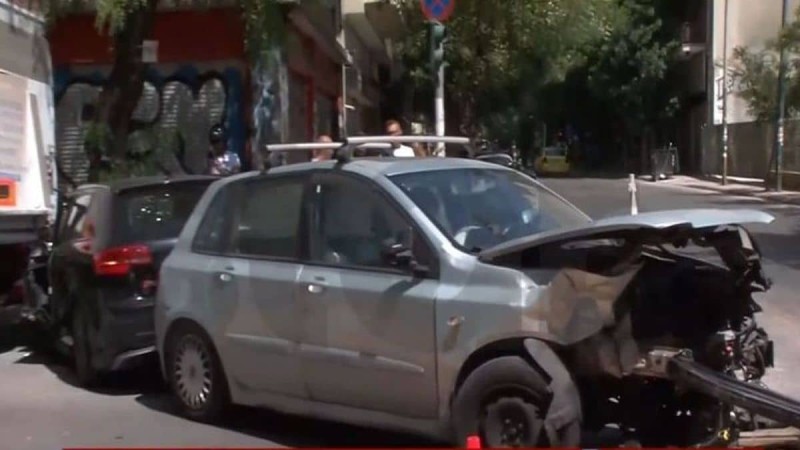 Αδιανόητο τροχαίο στο κέντρο της Αθήνας: Αποκολλήθηκε η μηχανή από το αυτοκίνητο! (video)
