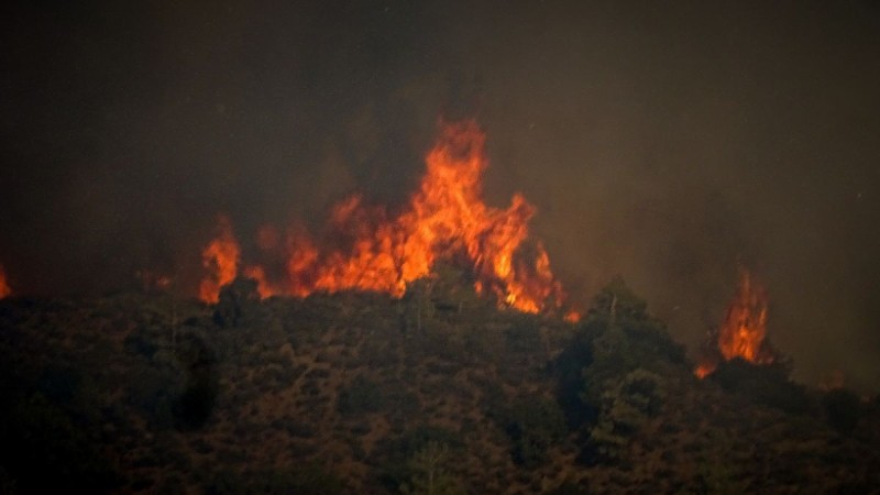Δραματική η κατάσταση στη Ρόδο: Συνεχείς οι αναζωπυρώσεις στα μέτωπα της πυρκαγιάς