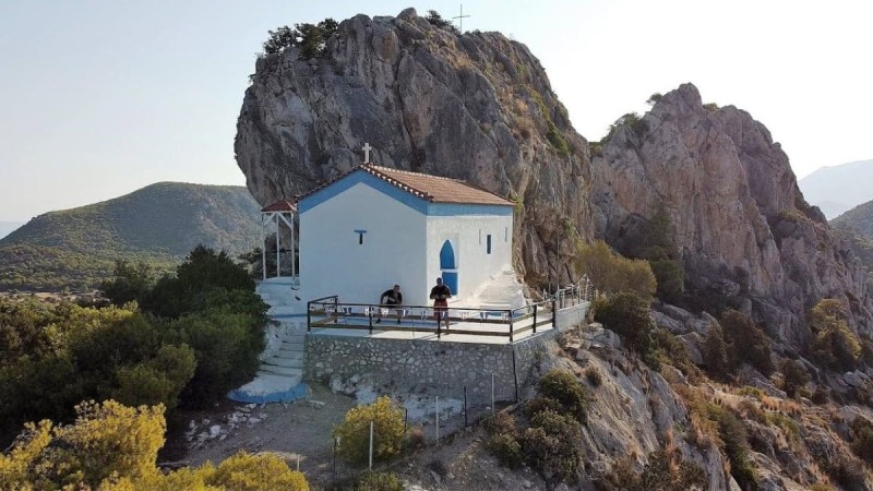 Προκαλεί δέος με την ομορφιά του: Το άγνωστο εκκλησάκι κοντά στην Αττική με τα ωραιότερα ηλιοβασιλέματα