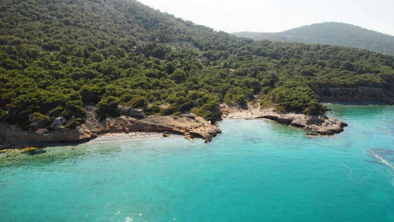 Ένας παράδεισος απέχει μία «ανάσα» από την Αθήνα: Οι παραλίες «διαμάντια» και το εισιτήριο που κοστίζει μόλις 10 ευρώ (Video)