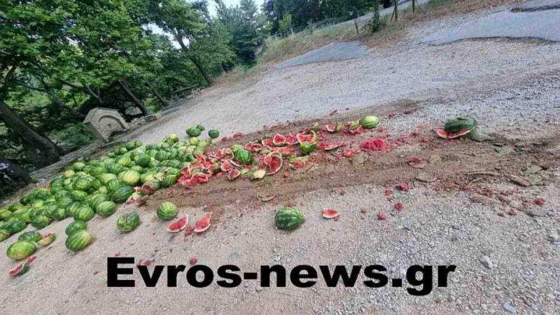 Χαμός σε δρόμο στην Αλεξανδρούπολη: Έκλεψε φορτηγό με καρπούζια και τα σκόρπισε για να «σπρώξει» μετανάστες (photo)
