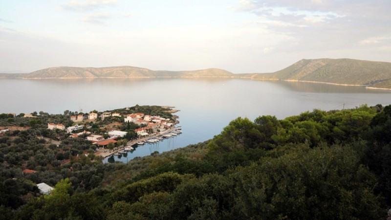 Le Figaro: Αυτό είναι το ελληνικό νησί που υμνεί - «Μοιάζει με γλώσσα γης “κρυμμένη” στη σκιά»