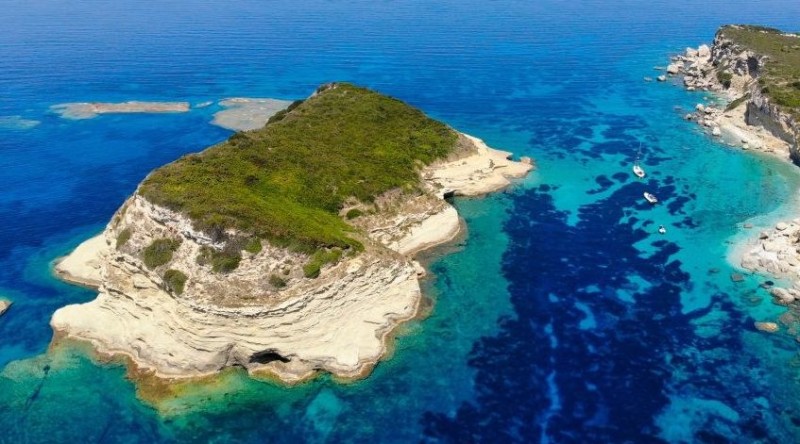 Ανεξερεύνητος θησαυρός: Το άγνωστο «διαμαντάκι» στην άκρη της Ελλάδας με τα ζαφειρένια νερά που θα σε μαγέψει