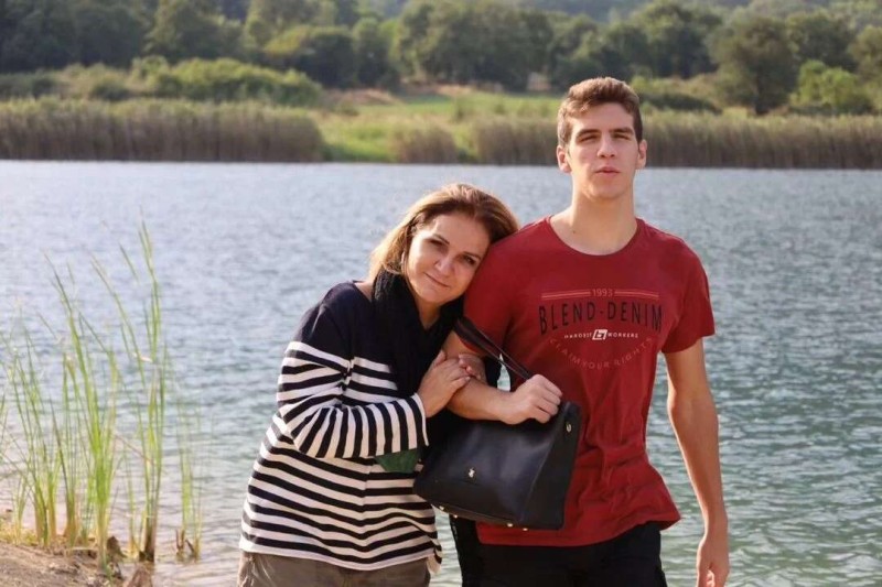 «Ας βγει κι ένας επιστήμονας απ’ την οικογένεια»: Υπερήφανοι Μάλφα και Σκιαδαρέσης, ο 17χρονος γιος τους «σάρωσε» στις Πανελλήνιες
