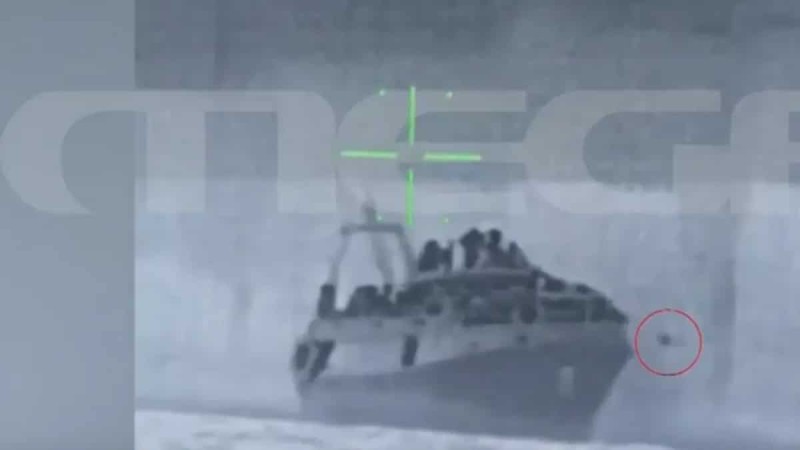 Ναυάγιο στην Πύλο: Βίντεο από τη στιγμή που το πλοίο παίρνει επικίνδυνη κλίση - Οι μετανάστες σχεδόν ακουμπούν στη θάλασσα