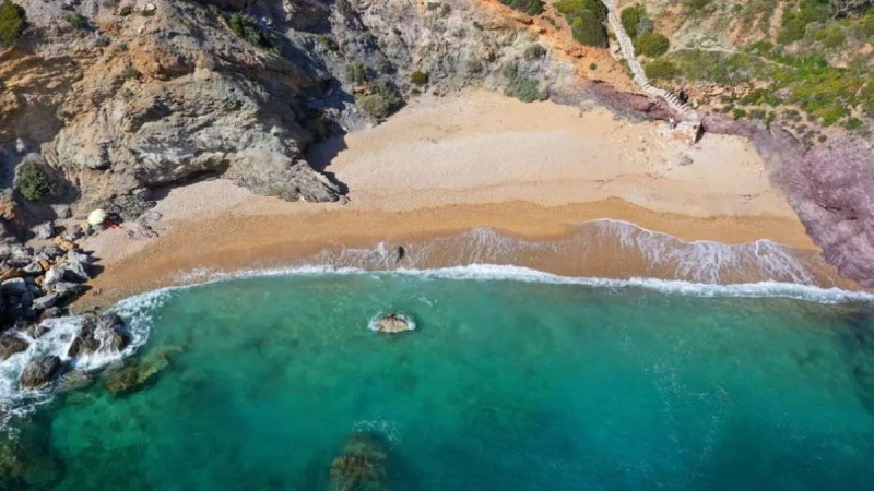 Για όσους ξέμειναν Αθήνα: Οι 3 παραλίες «όνειρο» της Αττικής με καταγάλανα νερά