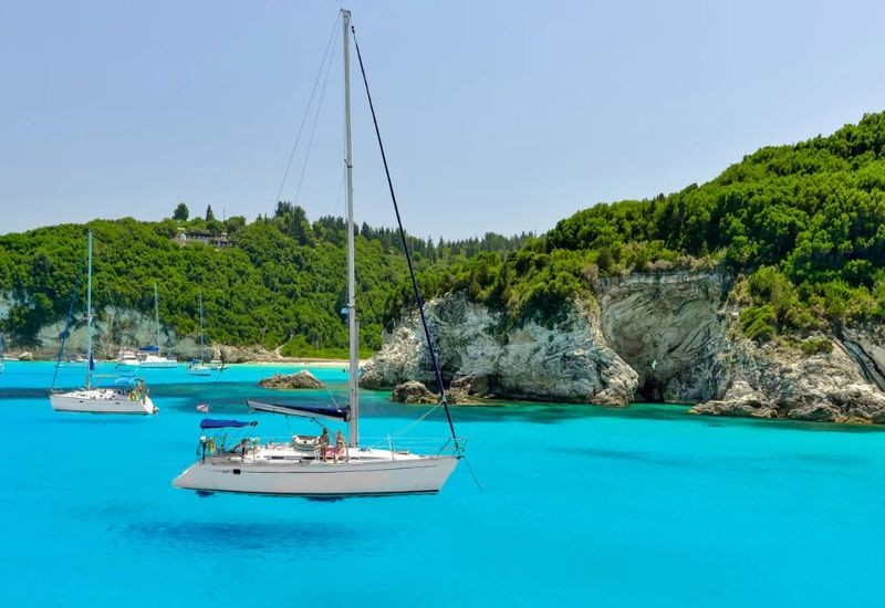 Βουτιά στην «Χαβάη» της Ελλάδας: Η μαγευτική παραλία της Ελλάδας με τα απόκοσμα νερά που μοιάζει σαν ψεύτικη (video)