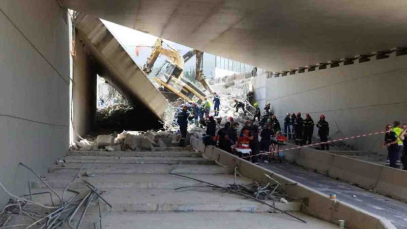 Πανικός στην Πάτρα: Κατέρρευσε τμήμα γέφυρας που είχε προβλήματα - Τουλάχιστον ένας νεκρός (video & photos)