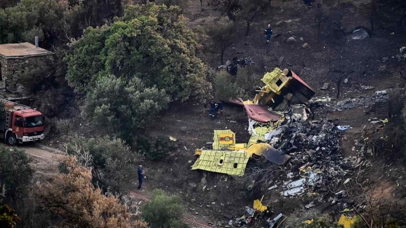 Θρήνος για τους δύο πιλότους του Canadair - Πώς έγινε η τραγωδία με τη συντριβή στην Κάρυστο