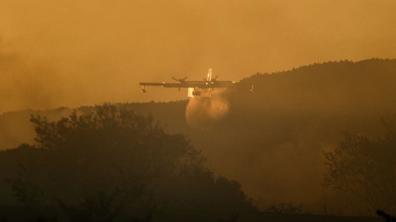 Πυρκαγιές: Ήρωας πιλότος «βουτάει» το canadair μέσα στα φλεγόμενα βουνά (video)
