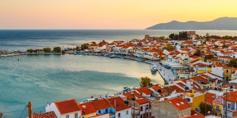 Ιστορικός τόπος με παραδεισένια ομορφιά: Το ελληνικό νησί που θα σε μαγέψει με τις εξωτικές παραλίες του και το κρασί «νέκταρ»