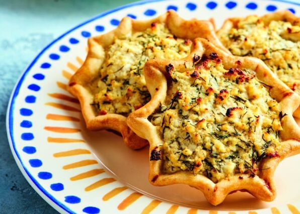 Ελαφριά και μυρωδάτη: Η συνταγή για ανοιχτή τυρόπιτα Κύθνου με ανθότυρο, κανέλα και άνηθο