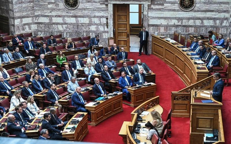 Μητσοτάκης στην Βουλή: Δίνουμε έναν μισθό επιπλέον για κάθε δημόσιο υπάλληλο και το ΠΑΣΟΚ και ο ΣΥΡΙΖΑ καταψηφίζουν