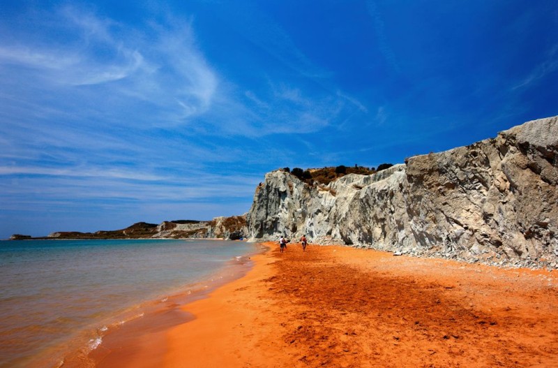 Κατακόκκινη άμμος και κρυστάλινα γαλανά νερά: Η παραλία ελληνικού νησιού που βρίσκεται στις 20 πιο παράξενες του κόσμου