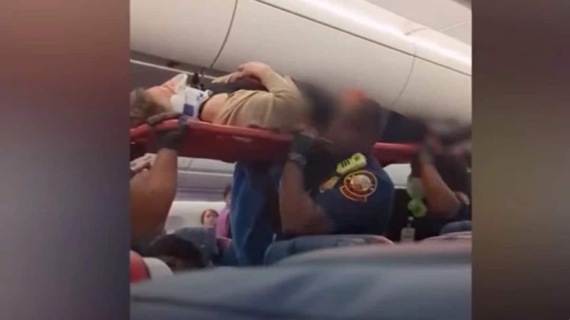Η πτήση του τρόμου: Βγάζουν επιβάτες από το αεροσκάφος με φορεία μετά από σοβαρές αναταράξεις (video)