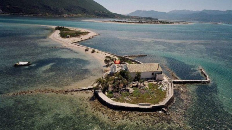 Σκέτη μαγεία: Αυτό είναι το επίπεδο, παραδεισένιο ελληνικό νησί που είναι όλο… παραλία