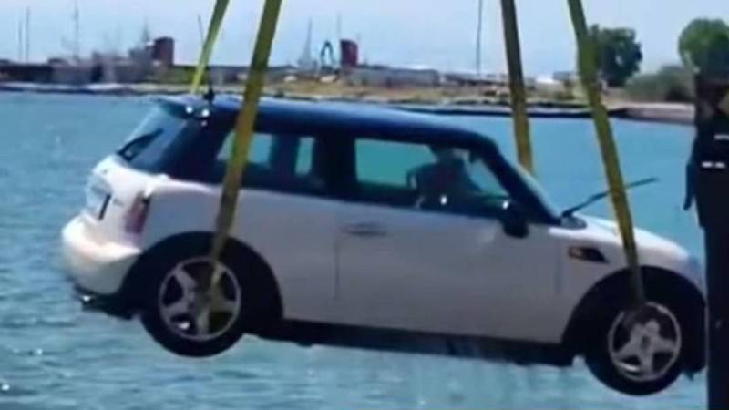 Χαλκιδική: Οδηγός έκανε «βουτιά» με το αυτοκίνητο στη θάλασσα - Επέπλεε στα Νέα Μουδανιά (video)