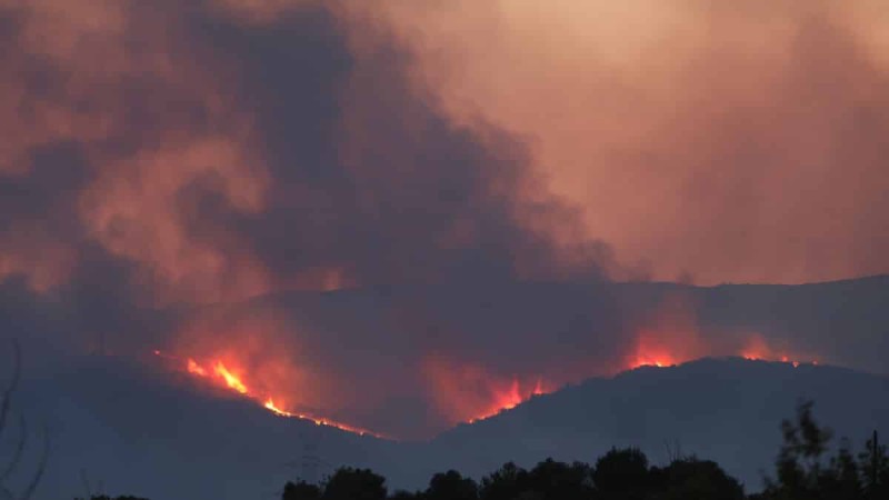 Σε πύρινο κλοιό η χώρα: Οι δασικές πυρκαγιές έχουν καλύψει με καπνό όλο τον ελληνικό ουρανό (photo)