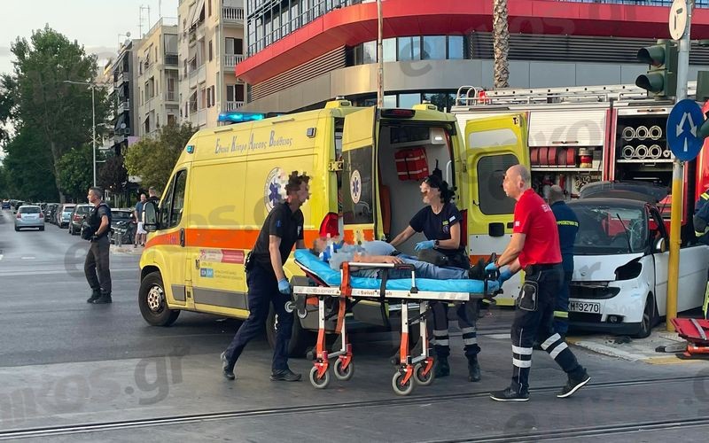 Τροχαίο στο Φάληρο με πολλούς τραυματίες - Αυτοκίνητο συγκρούστηκε με λεωφορείο
