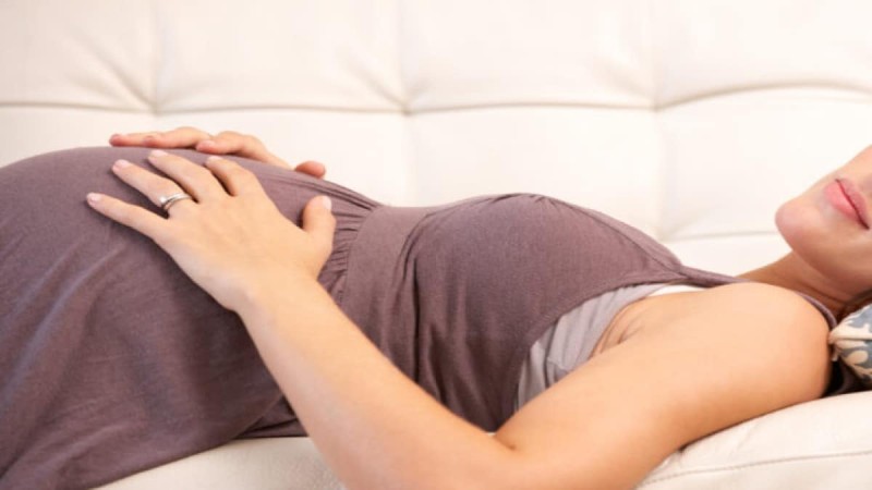 Спать на животе после родов. Лежать на спине при беременности. Лежа на спине беременности. Беременным нельзя спать на спине.