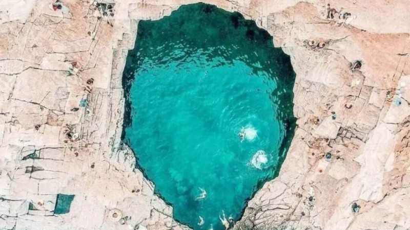 «Το δάκρυ της Αφροδίτης»: Η πιο εντυπωσιακή φυσική πισίνα-παραλία του κόσμου βρίσκεται σε ελληνικό νησί!