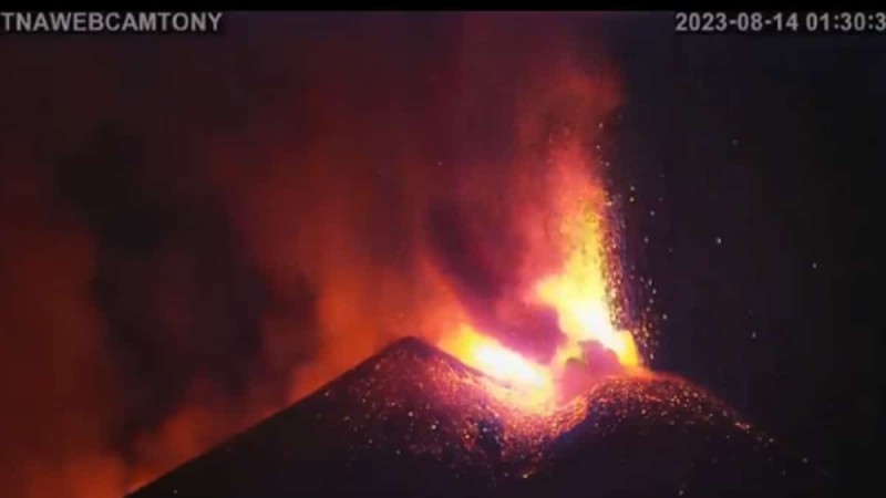 «Ξύπνησε» και πάλι η Αίτνα: «Ποτάμια» λάβας από το θηριώδες ηφαίστειο - Έκλεισε το αεροδρόμιο της Κατάνιας (Video)
