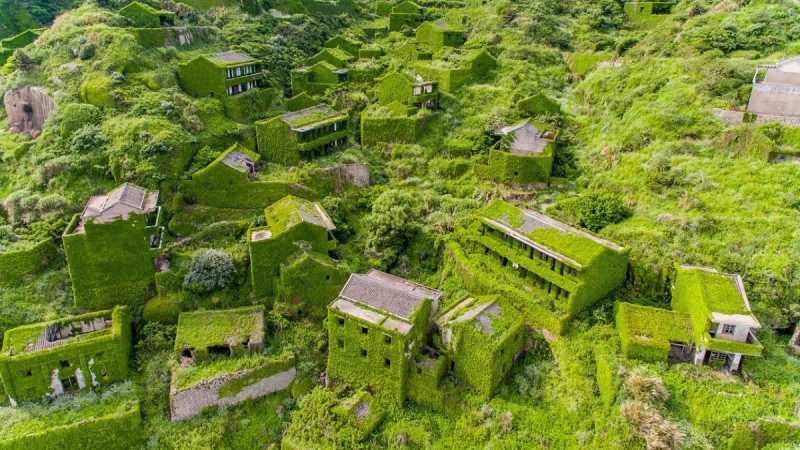 Βγαλμένο από παραμύθι: Το άγνωστο χωριό «φάντασμα» που το έχει «καταπιεί» η φύση