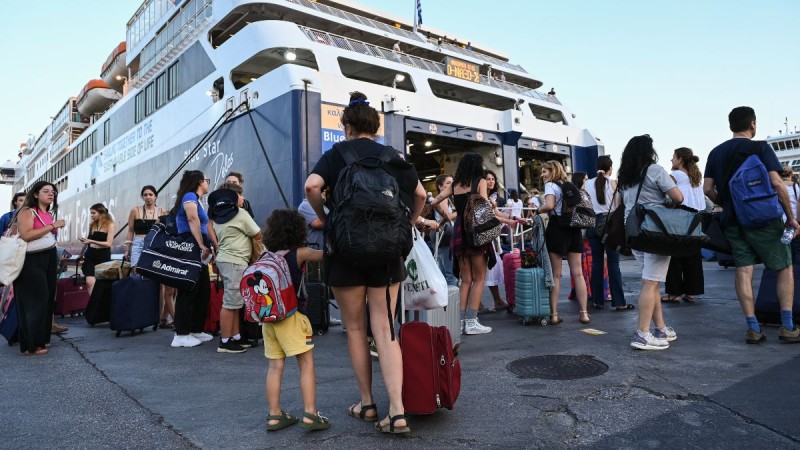 Ασφυκτική η κίνηση στο λιμάνι του Πειραιά - Μαζική έξοδος των αδειούχων του Αυγούστου (photo)
