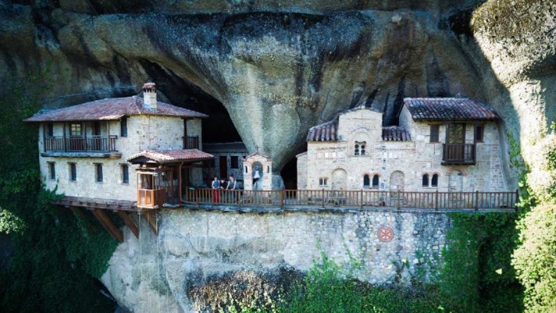 Υπαπαντή του Χριστού: Το εντυπωσιακό μοναστήρι στα Μετέωρα που μοιάζει σαν να σκαλίστηκε πάνω στον βράχο