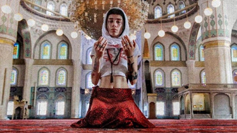 Σάλος στην Τουρκία: Μοντέλο τόλμησε να φωτογραφηθεί με την κοιλιά έξω στο μεγαλύτερο τζαμί της Άγκυρας (photos)