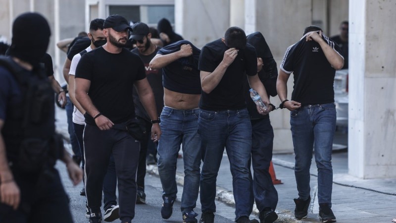 Νέα Φιλαδέλφεια - Προκλητικοί την ώρα που ο Μιχάλης μπαίνει στο χώμα: Στη φυλακή 12 κατηγορούμενοι - «Ήμασταν περαστικοί... ήρθαμε για μπάτσελορ», λένε Έλληνας και Αλβανός, βασικοί ύποπτοι για τη δολοφονία (video)