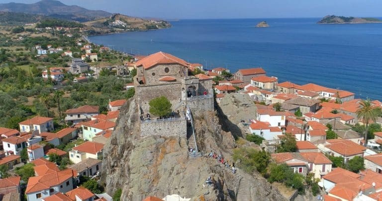 Παναγία Γλυκοφιλούσα: Ευλαβικός Δεκαπενταύγουστος στο εκκλησάκι της Λέσβου με τα 114 λαξευμένα σκαλιά στον βράχο και την αμύθητη θέα στην θάλασσα