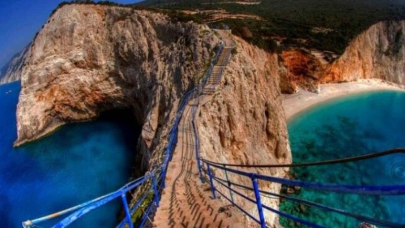 Αξίζει την κούραση: Η μαγική ελληνική παραλία που για να φτάσεις πρέπει να κατέβεις 100 σκαλοπάτια