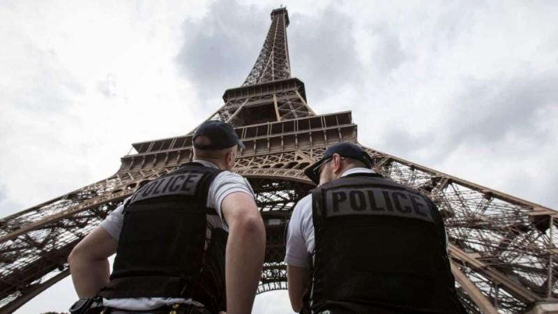 Συναγερμός στη Γαλλία: Εκκενώθηκε ο Πύργος του Άιφελ έπειτα από απειλή για βόμβα