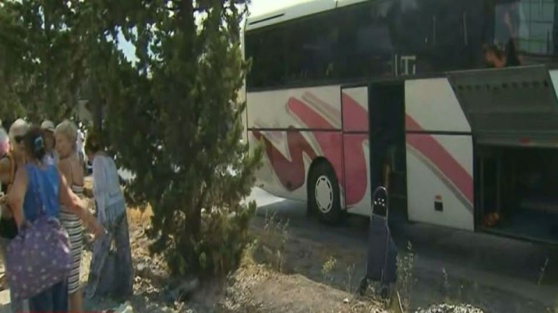 Αναστάτωση στη Χαλκιδική: Φωτιά σε τουριστικό λεωφορείο - Οι επιβάτες κατάφεραν να βγουν σώοι (video)
