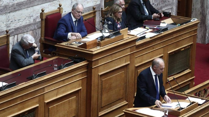 Ένταση μεταξύ Βελόπουλου – Τασούλα στη Βουλή: Άνθρωπέ μου, πού το είδατε το σύστημα στη χώρα; Τώρα προσπαθούμε να το φτιάξουμε