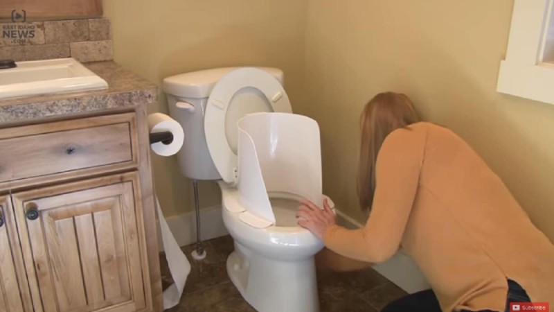Μητέρα με 5 αγόρια είχε βαρεθεί να βλέπει την λεκάνη της τουαλέτας να είναι μονίμως βρώμικη - Τότε της ήρθε μια πανέξυπνη ιδέα (Video)